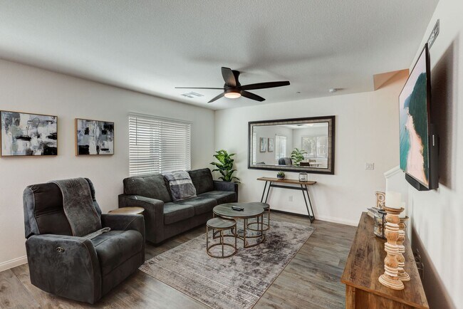 Foto del edificio - Modern Comfort in Las Vegas: 3-Bedroom Gem with Pool Access