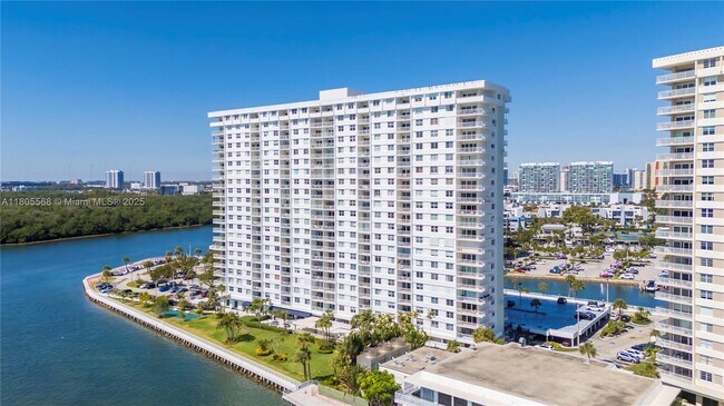 Building Photo - 500 Bayview Dr