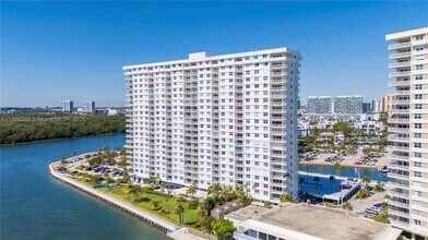 Building Photo - 500 Bayview Dr