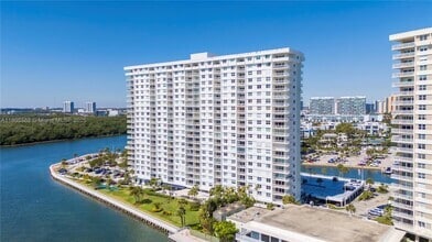 Building Photo - 500 Bayview Dr