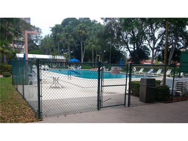 Piscina - 1000 Saint Charles Pl