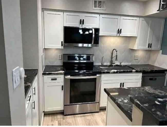 Building Photo - 4410 N Longview Ave