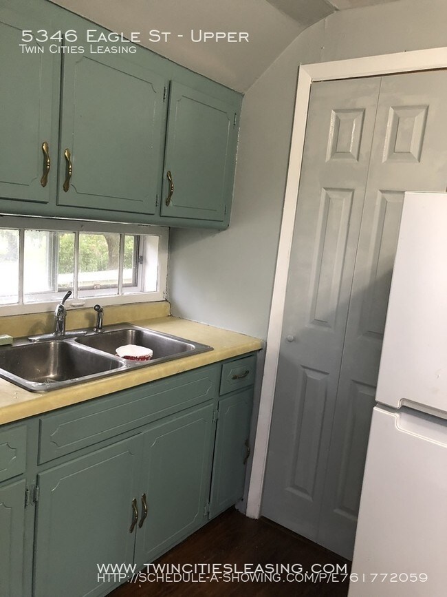 Foto del edificio - Freshly painted 2 bedroom upper level duplex