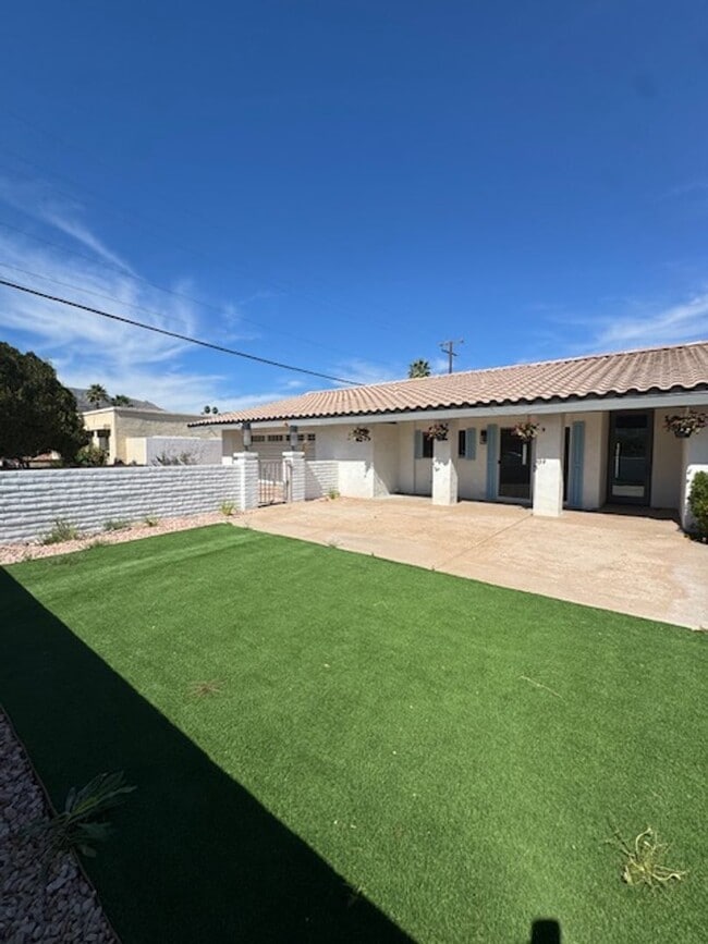 Building Photo - 1990 E Calle Felicia