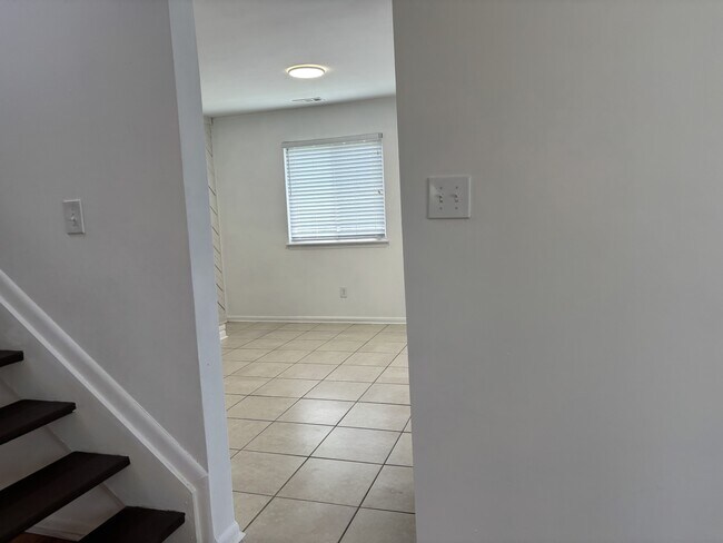 Foto del edificio - 1372 Riverside Dr