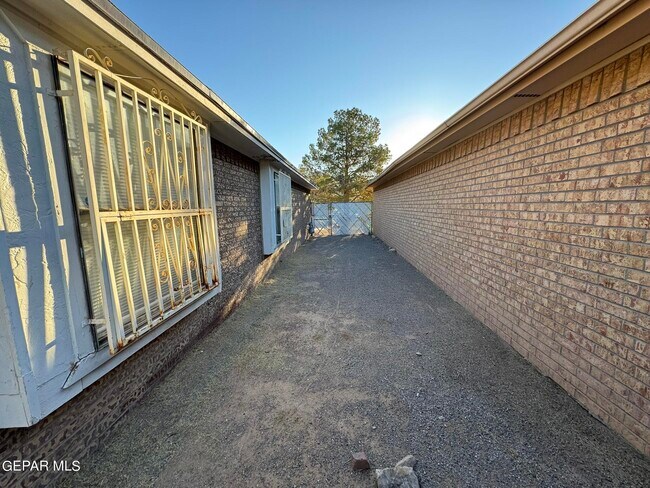 Building Photo - 1823 Chris Scott Dr