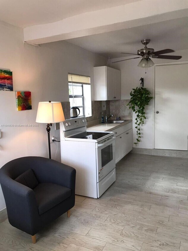 Foto principal - 815 NE 172nd Terrace