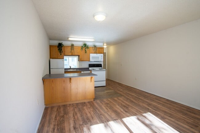 Building Photo - Top Floor 1Bdr w/Modern Appliances + Washe...