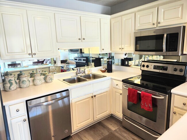 Foto del edificio - 17462 Front Beach Rd