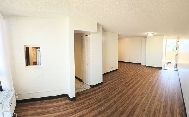 Building Photo - Maikiki Studio, 1 Parking Condominium in the Luna-Liho Towers Close to Punahou School