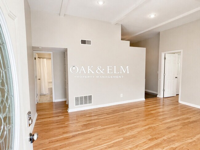 Foto del edificio - Welcome to this beautifully updated 4 bedrooms, 2 full bath, 1400 Square feet home