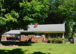 Building Photo - 411 Gray Dr
