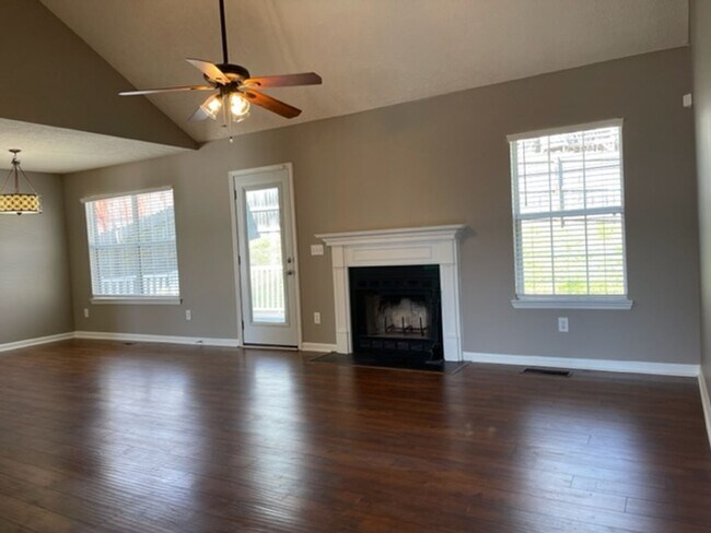 Building Photo - $2100 month house w 3 bedroom 2 bath, fenc...