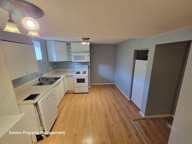 Photo du bâtiment - 9620-9675 75 Street NW
