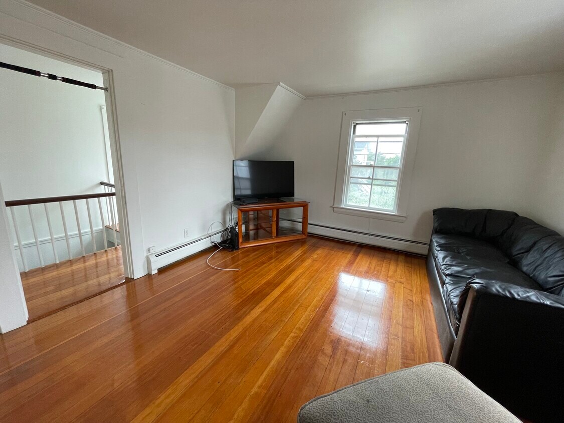 76 Lexington St Unit 2, Auburndale, MA 02466 76 Lexington St