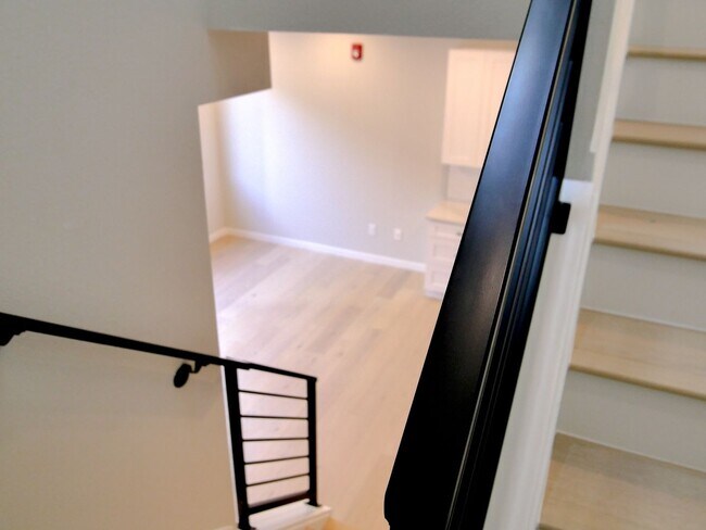 Building Photo - 1 Bedroom Townhome in Denver
