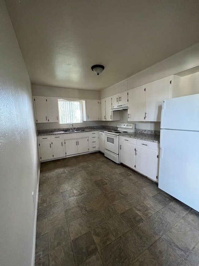 Building Photo - 2 BED 1 BATH - UPSTAIRS END UNIT & PET FRI...