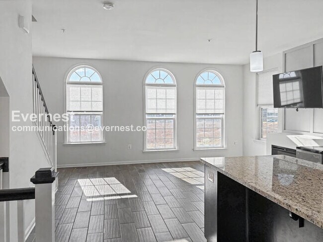 Foto del edificio - 4 Bed/3.5 Bath Townhome with Garage / Pet-Friendly / Vouchers Accepted / Available Now!