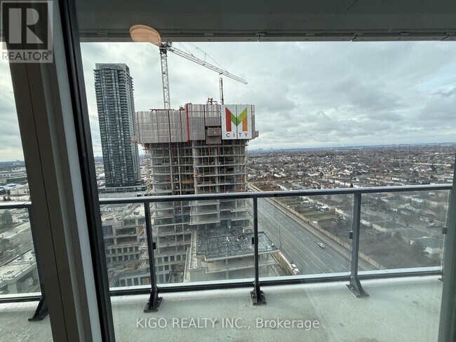 Photo du bâtiment - 448 Burnhamthorpe Rd W