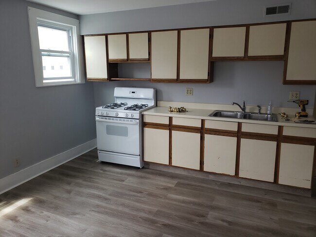 Kitchen w/ gas stove - 100 Snow St