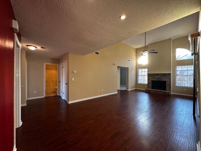 Building Photo - Great home between Eglin & Hurlburt Field!