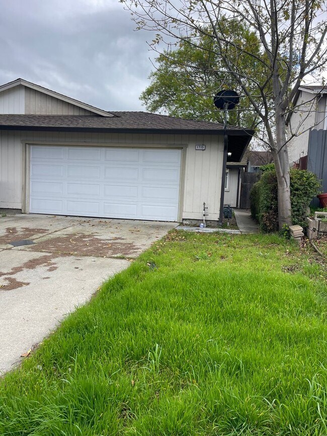 Building Photo - Wonderful 3 Bedroom Move-In Ready