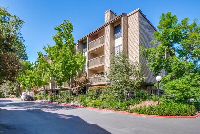 Building Photo - 49 Showers Dr