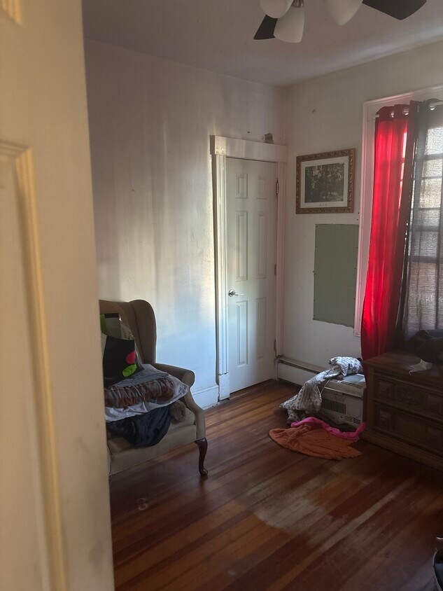 Foto principal - 887 New Britain Ave