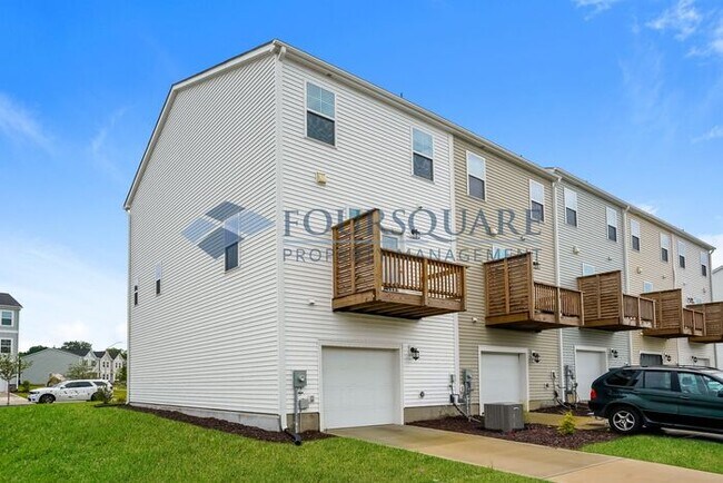 Foto del edificio - Three Story Town Home | Entry Level Bedroo...