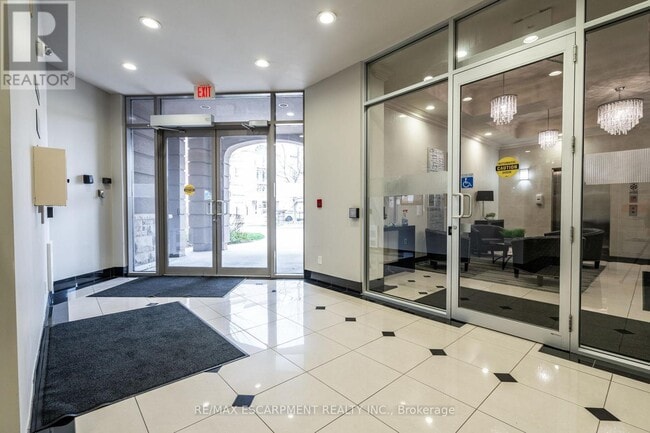 Photo du bâtiment - 5327 Upper Middle Rd