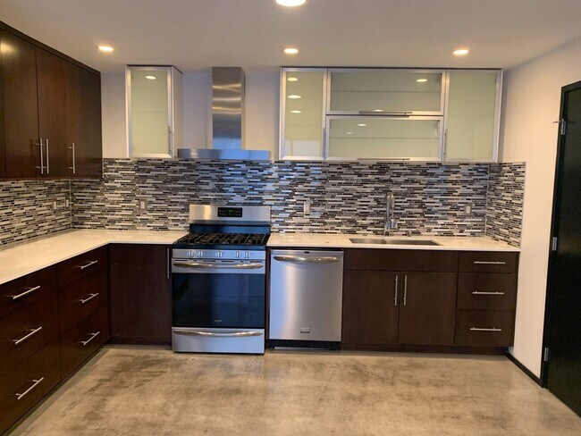 Foto del edificio - $250 off first month's rent!! Industrial t...