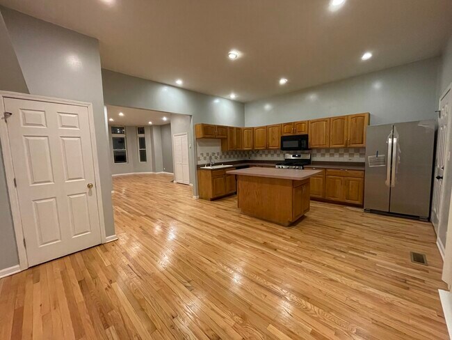 Building Photo - 3547 S King Dr