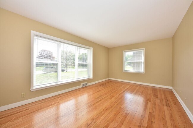 Building Photo - 1-bedroom upper unit - Available now!