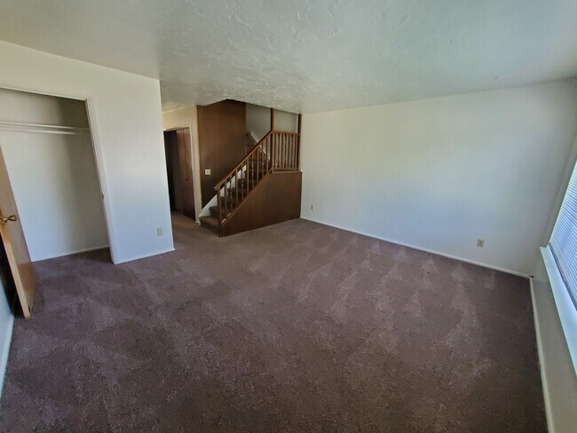 Building Photo - 390 S Saturn Ave