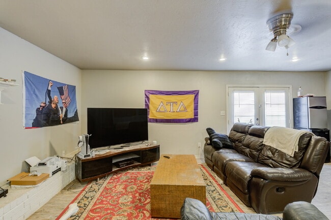 Building Photo - Two Story, 3 Bed / 2 Bath Duplex with Modern Appeal