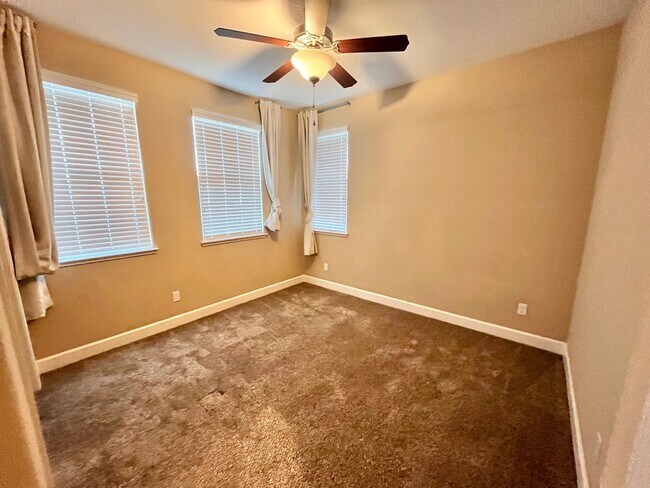 Building Photo - Beautiful 5bed 3 1/2 bath with SOLAR! Great location!