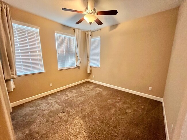 Foto del edificio - Beautiful 5bed 3 1/2 bath with SOLAR! Great location!