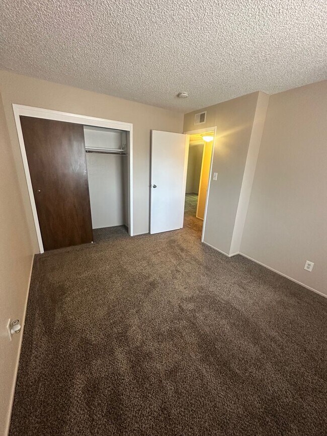 Foto del edificio - Updated Duplex Unit With Lincoln Schools