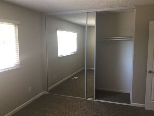 Building Photo - 3301 Bluejay Dr