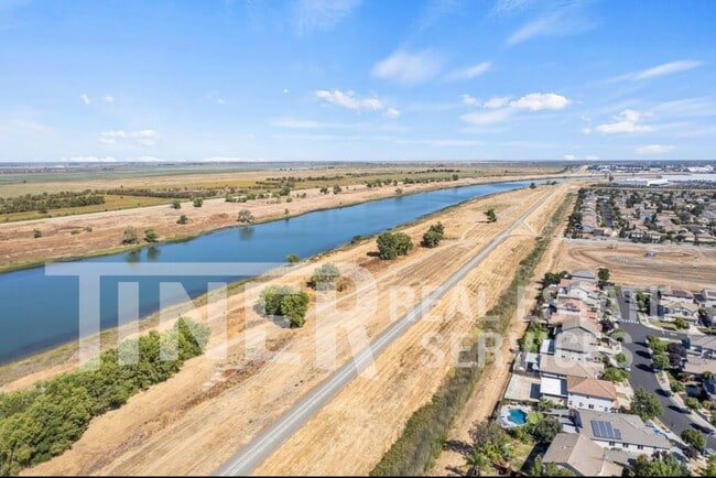 Building Photo - 3576 Hume St