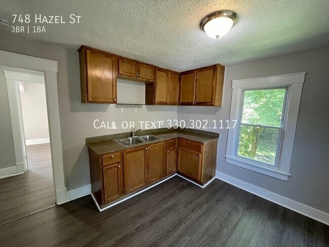 Foto del edificio - Second level three bedroom one bathroom du...