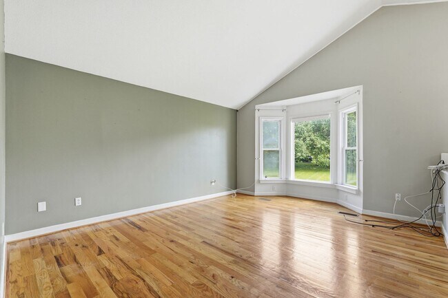 Building Photo - Experience a private retreat just beyond the city limits of Winchester where scenic beauty and re...