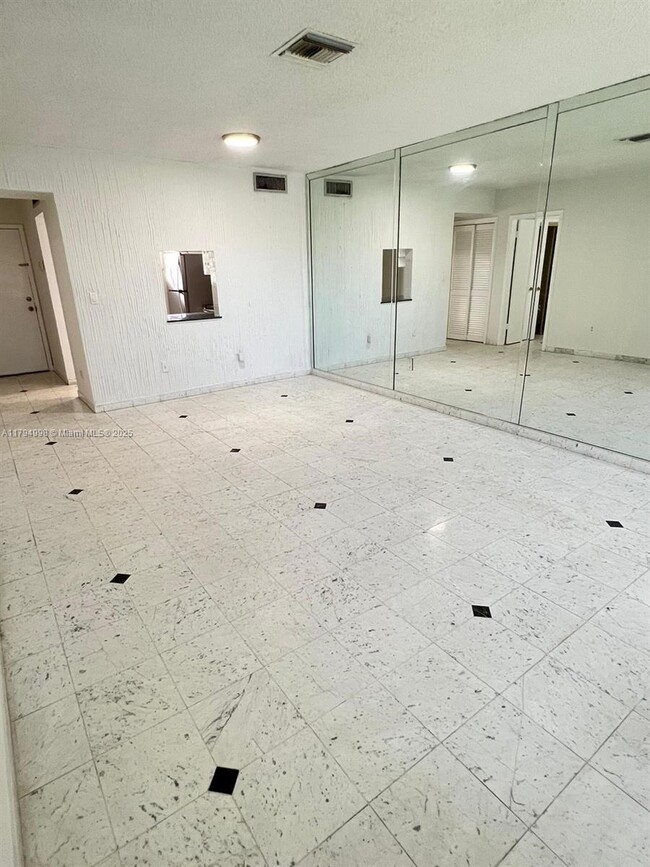 Building Photo - 20200 NE 29th Ct