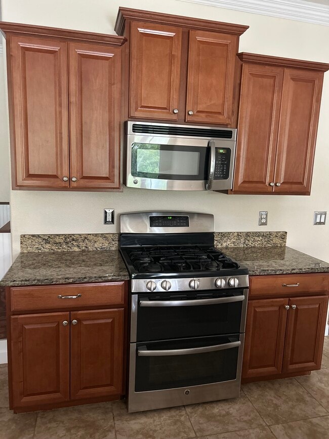 Super two oven gas stove - 6024 Sunset Isle Dr