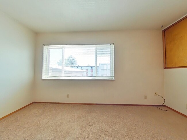Building Photo - 2 Bedroom Apartment ~ Close to Campus ~ Ca...