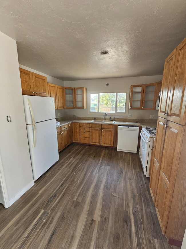 Kitchen - 2015 Elm Ave