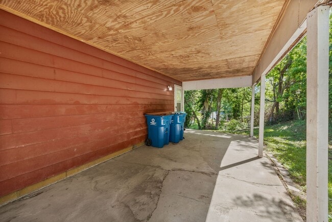 Building Photo - 10216 Green Valley Dr