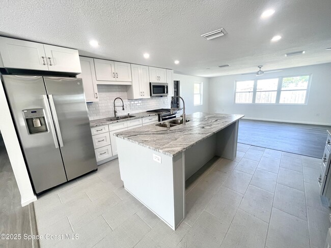 Building Photo - 620 Poinsetta Dr