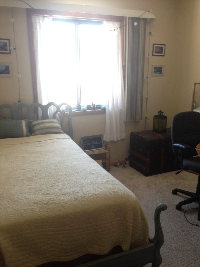 nice large bedrooms - 924 Kellogg Ave