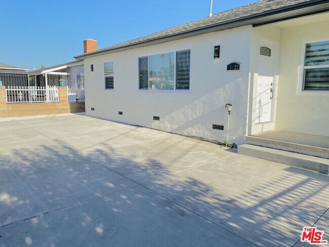 Building Photo - 11027 Valerio St